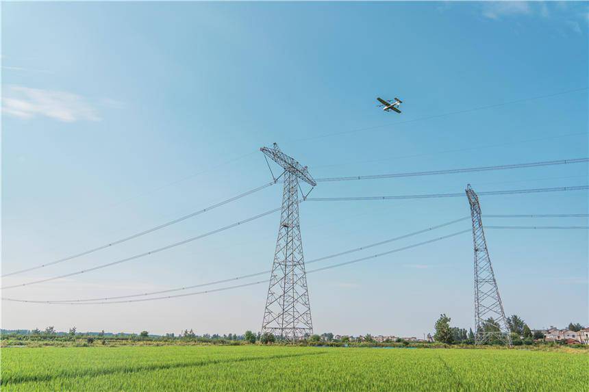 New breakthrough! State Grid Jingzhou Power Supply Company uses fixed-wing drones for the first time to inspect ultra-high voltage transmission lines