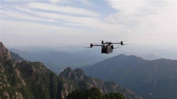 黄山山区面临挑山工紧缺问题，采用大疆无人机运输方案解决：每天最高运输量超过2000斤